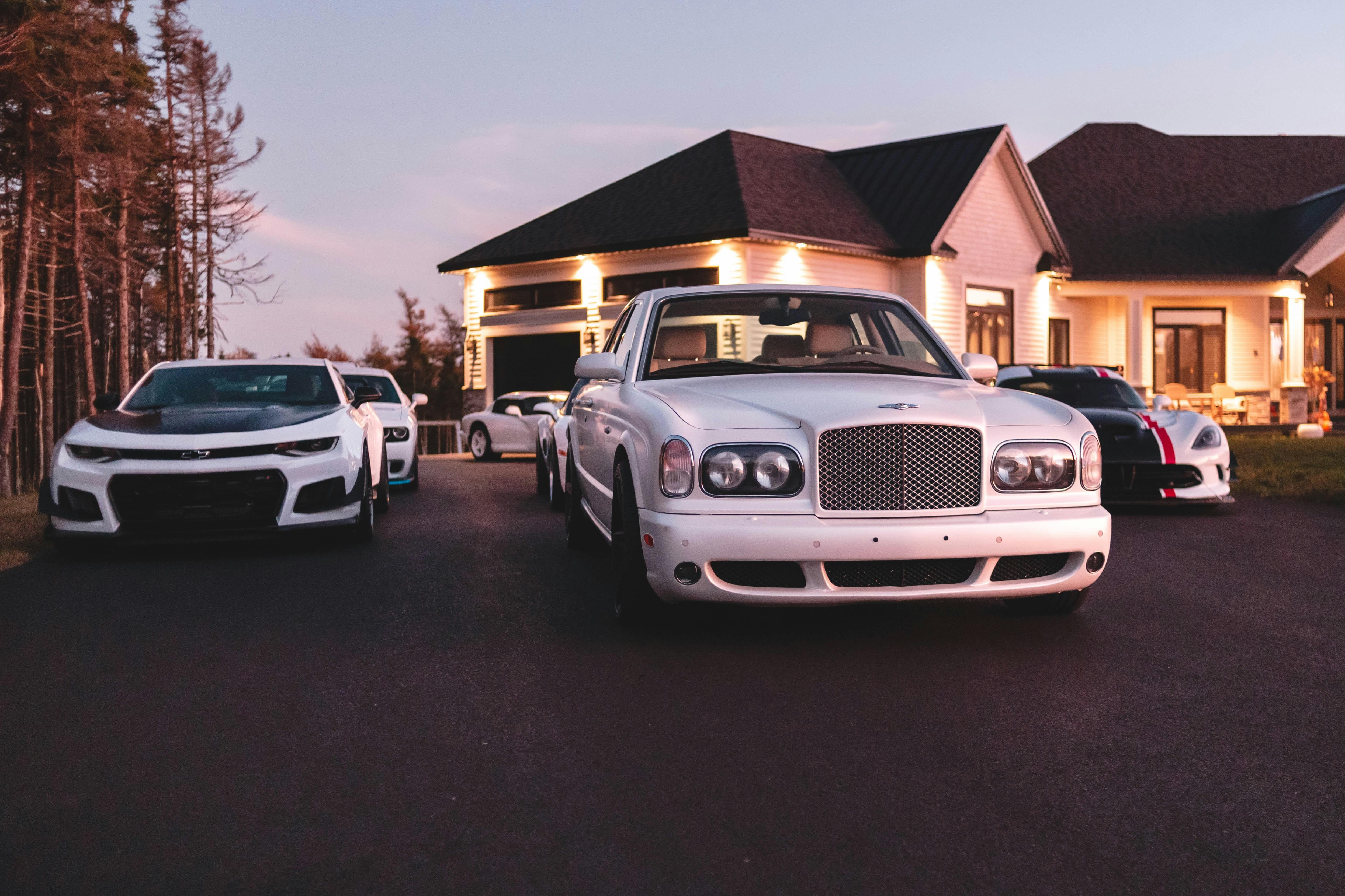 Dynocarheu Lux: Havaalanı Transferi ve Etkinlikler İçin Lüks Araçlar